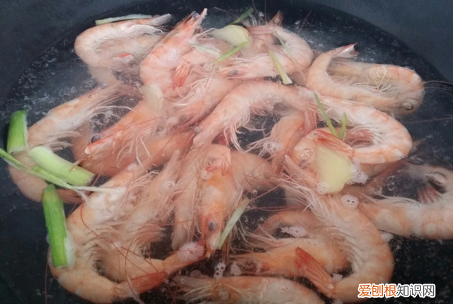 煮活虾，别水开后再下锅，厨师教你4招，虾肉又香又嫩，没有腥味