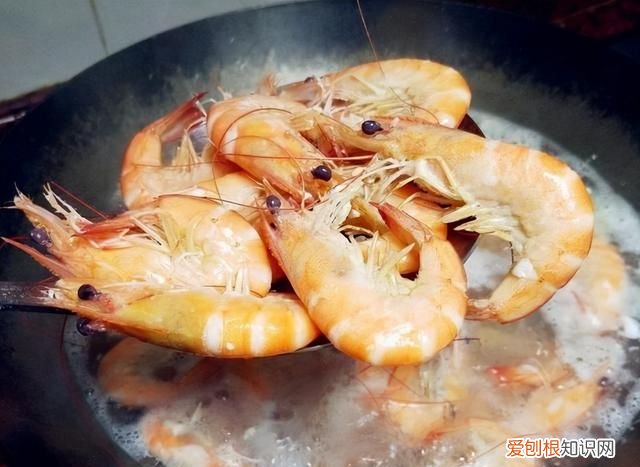 煮活虾，别水开后再下锅，厨师教你4招，虾肉又香又嫩，没有腥味