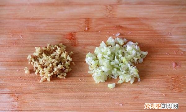 正宗炸牛肉丸子的做法，如何炸牛肉丸子松软好吃窍门