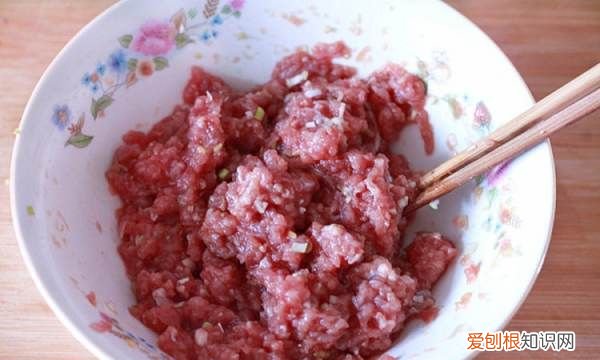 正宗炸牛肉丸子的做法，如何炸牛肉丸子松软好吃窍门