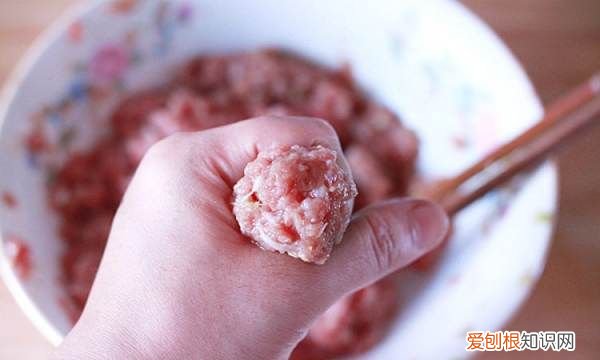 正宗炸牛肉丸子的做法，如何炸牛肉丸子松软好吃窍门