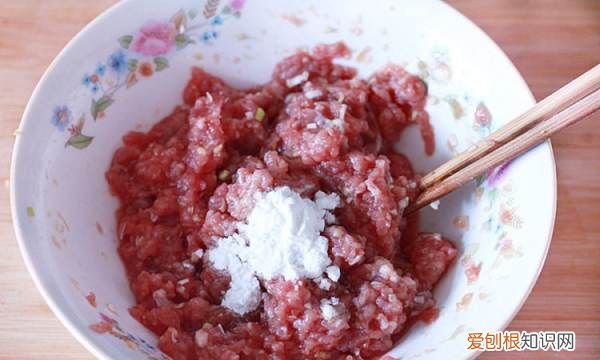 正宗炸牛肉丸子的做法，如何炸牛肉丸子松软好吃窍门