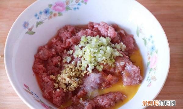 正宗炸牛肉丸子的做法，如何炸牛肉丸子松软好吃窍门
