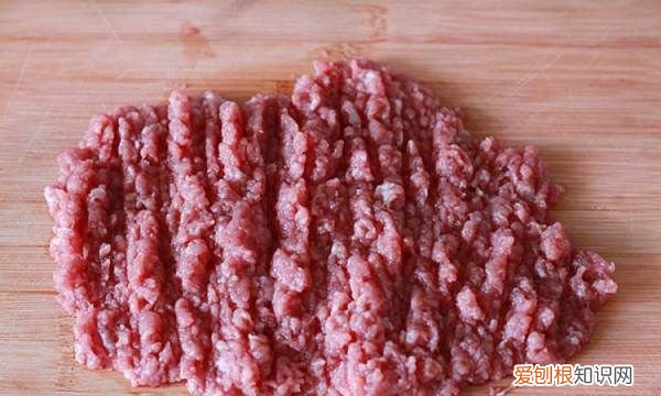 正宗炸牛肉丸子的做法，如何炸牛肉丸子松软好吃窍门