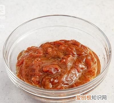 京酱肉丝烤鸭饼怎么做 烤鸭薄饼包京酱牛肉丝好吃吗