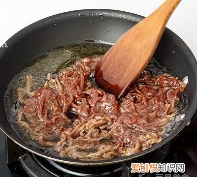 京酱肉丝烤鸭饼怎么做 烤鸭薄饼包京酱牛肉丝好吃吗