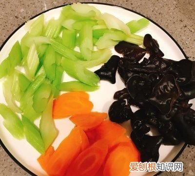 西芹炒木耳最简单的做法 西芹炒木耳的家常做法