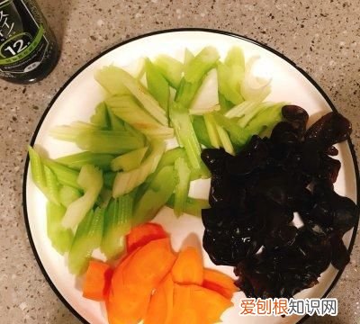 西芹炒木耳最简单的做法 西芹炒木耳的家常做法
