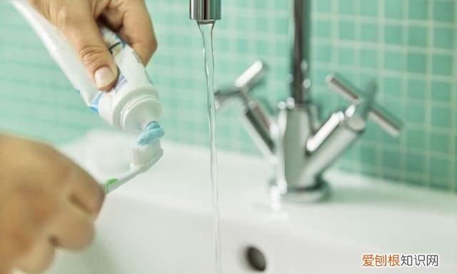 清理衣服上陈旧的油渍污渍小妙招 衣服顽固的油渍洗不掉怎么办