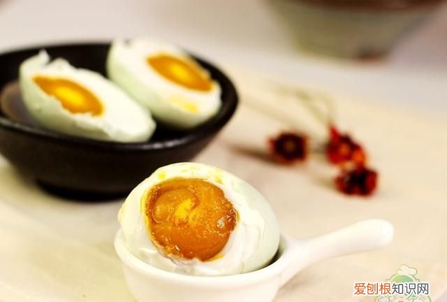 咸鸭蛋怎么做才会出油又不咸教程