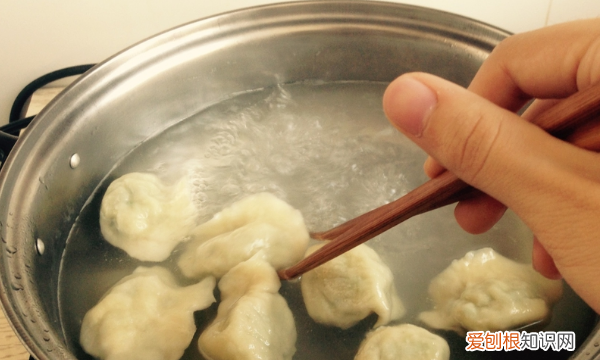 下饺子应该怎么下，下饺子的步骤 水饺应该怎么煮