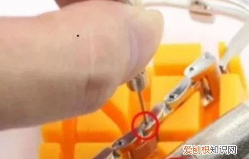手表表链拆除方法，手表链子长了怎么拆