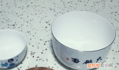 两个碗吸在一起怎么分离，不锈钢碗粘在一起分开小窍门