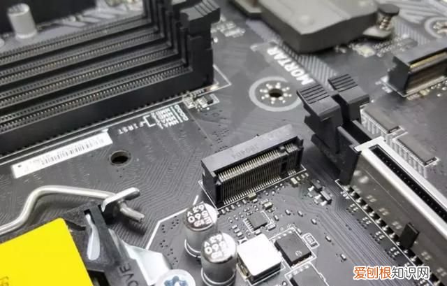 主板上常见的接口有哪些列举四个并说明作用