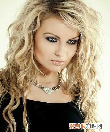 女性左眼皮跳什么原因,女性左下眼皮跳是怎么回事呢