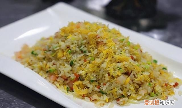 蛋炒饭怎么做的?字要少一点,做蛋炒饭的米饭怎么保存粒粒分明