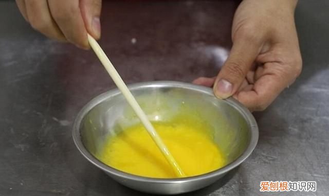 蛋炒饭怎么做的?字要少一点,做蛋炒饭的米饭怎么保存粒粒分明