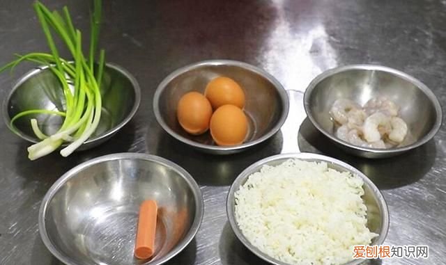 蛋炒饭怎么做的?字要少一点,做蛋炒饭的米饭怎么保存粒粒分明