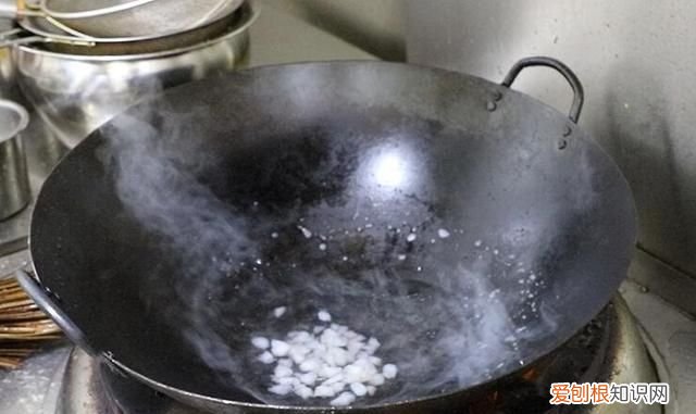 蛋炒饭怎么做的?字要少一点,做蛋炒饭的米饭怎么保存粒粒分明