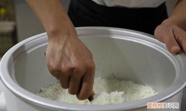 蛋炒饭怎么做的?字要少一点,做蛋炒饭的米饭怎么保存粒粒分明