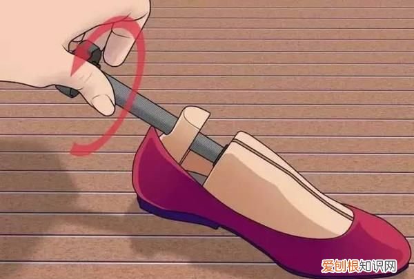 鞋子不小心买大了怎么办，运动鞋买小了 怎么把它撑大