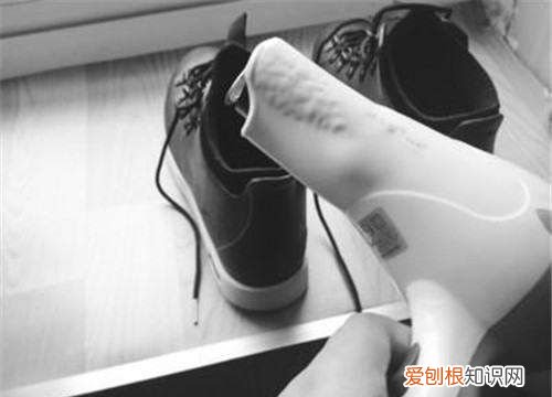 鞋子不小心买大了怎么办，运动鞋买小了 怎么把它撑大