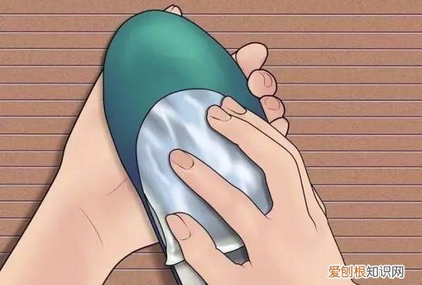 鞋子不小心买大了怎么办，运动鞋买小了 怎么把它撑大