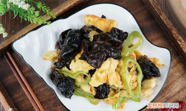 炒木耳总是噼里啪啦炸锅