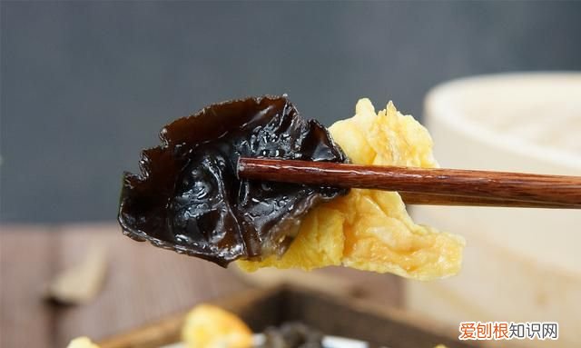 炒木耳总是噼里啪啦炸锅