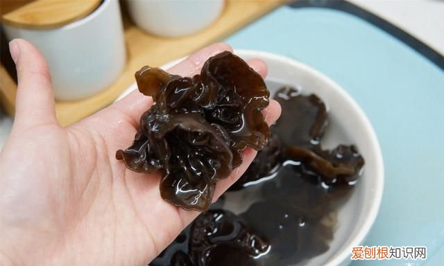 炒木耳总是噼里啪啦炸锅