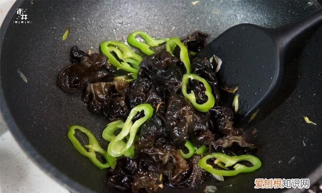 炒木耳总是噼里啪啦炸锅