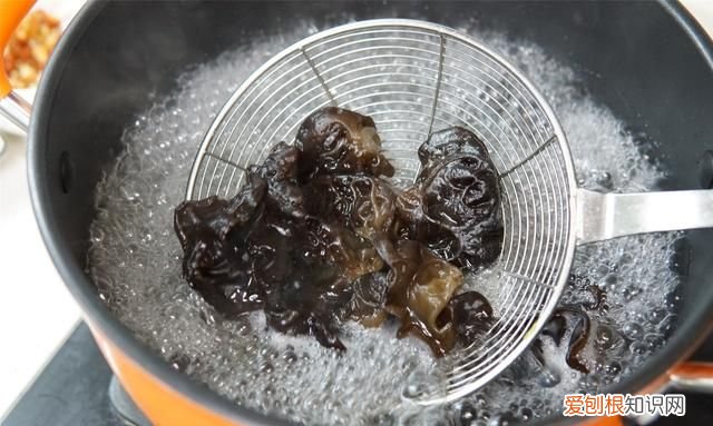 炒木耳总是噼里啪啦炸锅