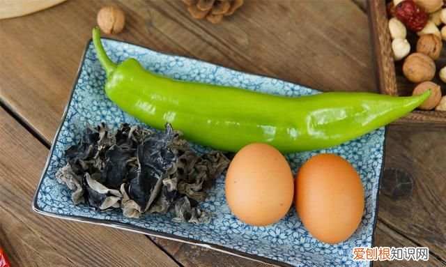 炒木耳总是噼里啪啦炸锅