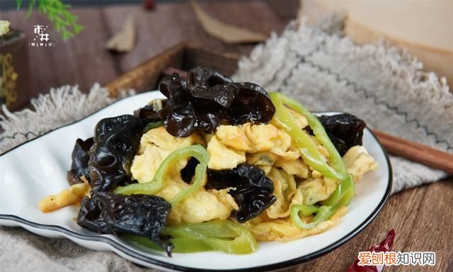 炒木耳总是噼里啪啦炸锅