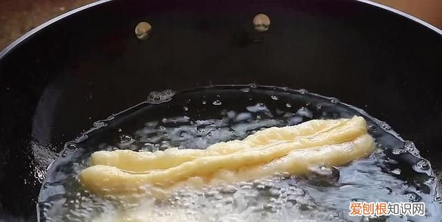 油条简单做法1碗面粉两个鸡蛋,鸡蛋牛奶油条的做法简单香甜酥脆