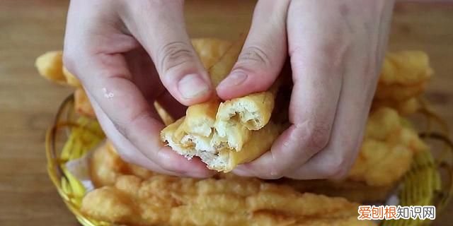 油条简单做法1碗面粉两个鸡蛋,鸡蛋牛奶油条的做法简单香甜酥脆