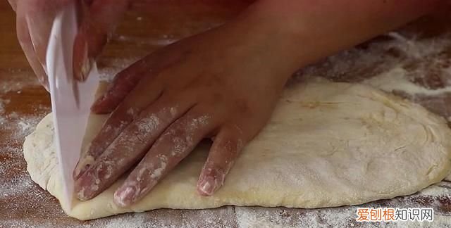 油条简单做法1碗面粉两个鸡蛋,鸡蛋牛奶油条的做法简单香甜酥脆