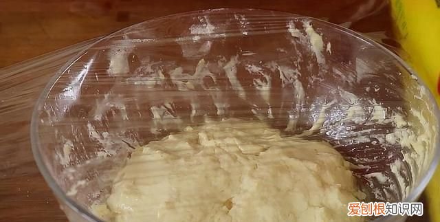 油条简单做法1碗面粉两个鸡蛋,鸡蛋牛奶油条的做法简单香甜酥脆