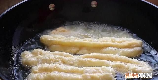 油条简单做法1碗面粉两个鸡蛋,鸡蛋牛奶油条的做法简单香甜酥脆