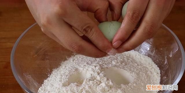 油条简单做法1碗面粉两个鸡蛋,鸡蛋牛奶油条的做法简单香甜酥脆