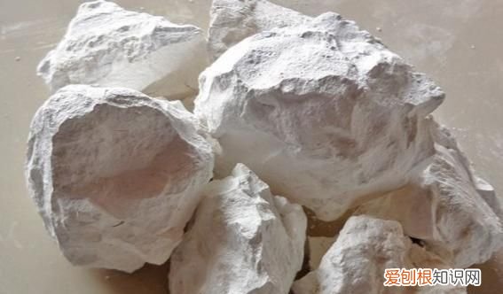 蜜蜂养殖,石灰能放进蜂箱中吗?对蜂群有帮助吗