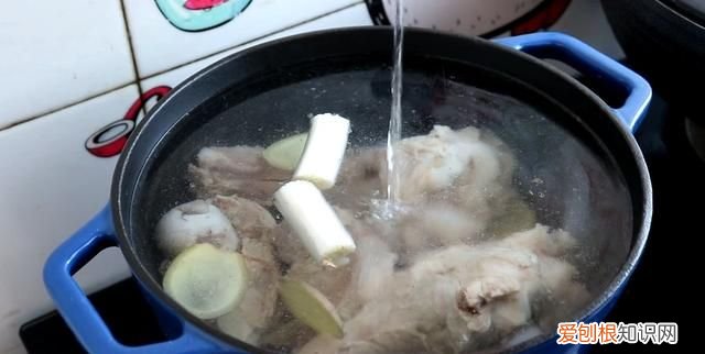 怎样才能煮出奶白的骨头汤,骨头汤怎么熬才能熬出奶白色的汤