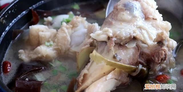 怎样才能煮出奶白的骨头汤,骨头汤怎么熬才能熬出奶白色的汤