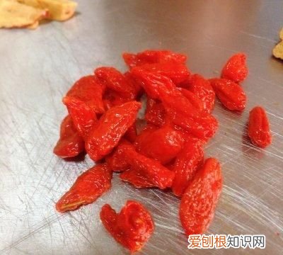 桃胶红枣牛奶羹怎么做,银耳桃胶红枣羹的做法