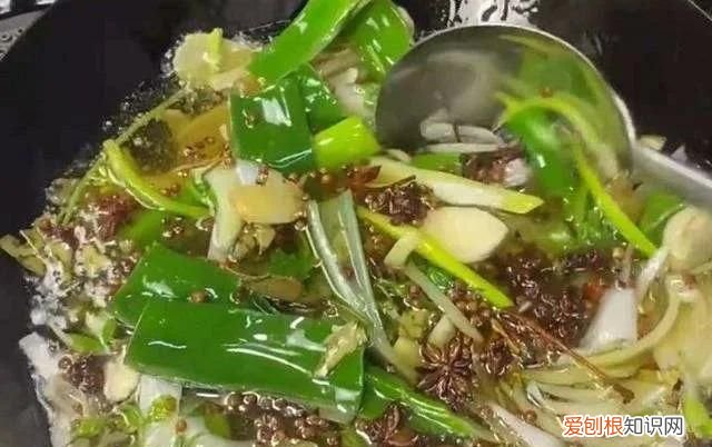 水腌黄瓜的正确方法,不放油不放糖的酸辣腌黄瓜