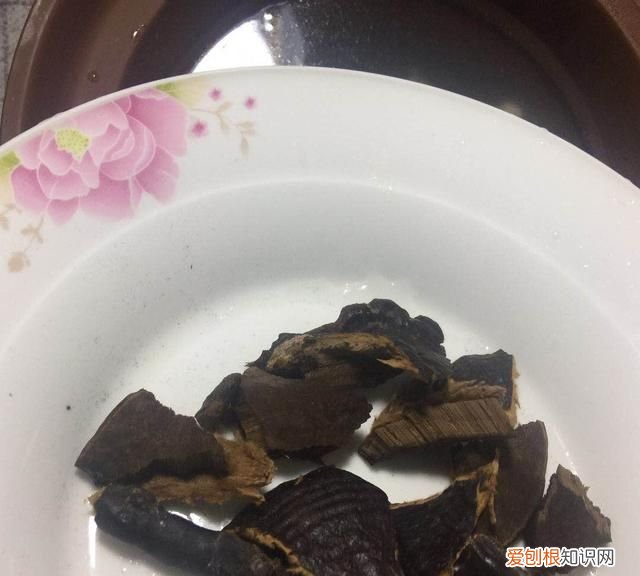 一道城里人很难吃到的美食推荐给大家:野鸡炖灵芝,喝了还想喝