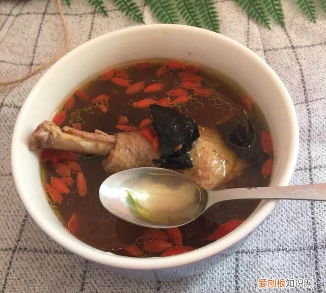 一道城里人很难吃到的美食推荐给大家:野鸡炖灵芝,喝了还想喝