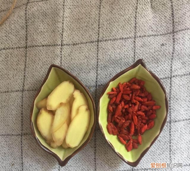 一道城里人很难吃到的美食推荐给大家:野鸡炖灵芝,喝了还想喝