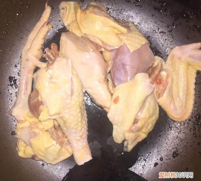 一道城里人很难吃到的美食推荐给大家:野鸡炖灵芝,喝了还想喝