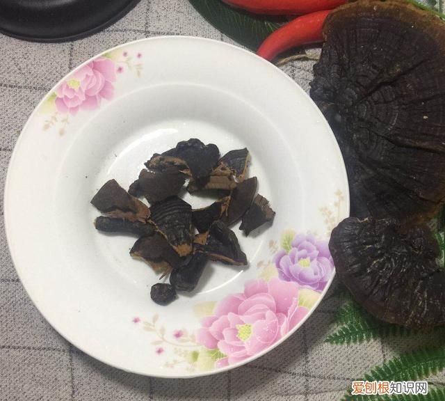 一道城里人很难吃到的美食推荐给大家:野鸡炖灵芝,喝了还想喝